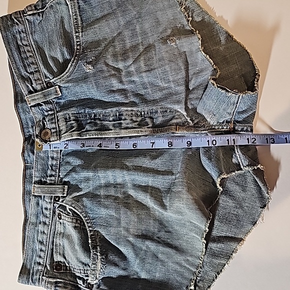 NWT Urban Renewal Levi’s Cutoff Denim Shorts Medium Cheeky High Rise Distressed - Picture 8 of 8